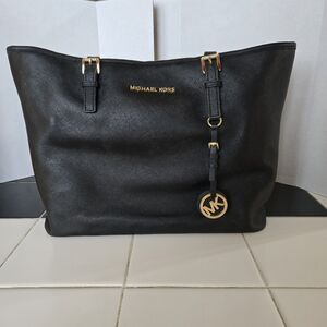 MICHAEL KORS Jet Set Travel Large Black Shoulder Bag Saffiano Leather.